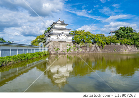 柴田城,三層砲樓,本質上是一座天守閣,屋頂呈丁字形,三層砲樓頂部有三隻鯖魚,是柴田城的象徵 柴田城,三層砲樓,本質上是一座天守閣,屋頂呈丁字形,三層砲樓頂部有三隻鯖魚,是柴田城的象徵 115907268