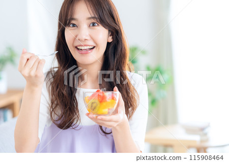 年輕女子吃甜點 115908464