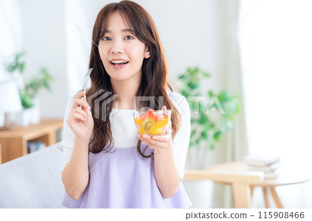 年輕女子吃甜點 115908466