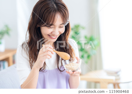 正在吃早餐的少婦』 115908468