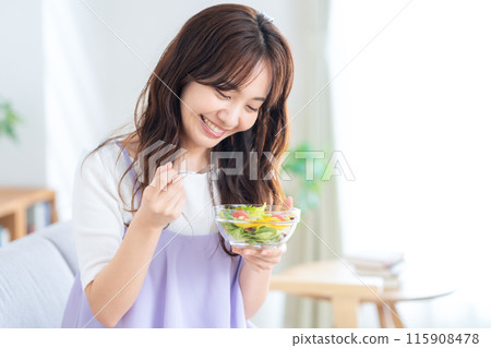 A young woman eating breakfast　 115908478