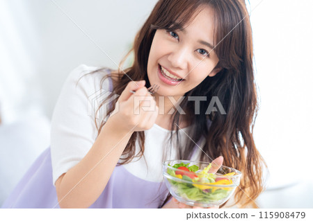 A young woman eating breakfast　 115908479