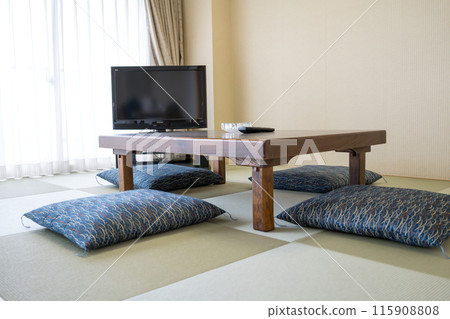 日式飯店房間配有榻榻米墊和靠墊 115908808
