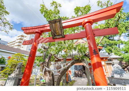 港稻荷神社 - 旋轉許願守護犬 - 許願小犬 - 男性在右，女性在左 - 旋轉時牢記您的願望，祈禱願望實現。 115909511