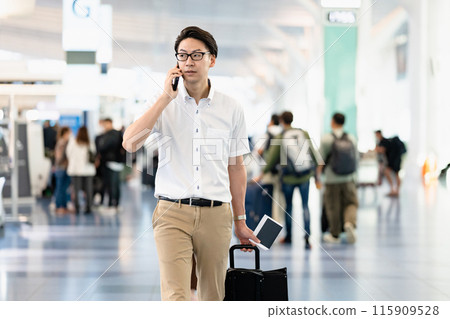 Businessman walking the terminal 115909528