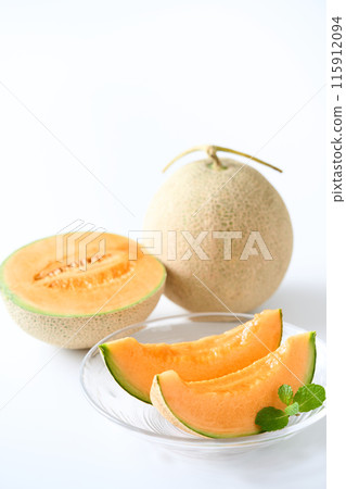 Sliced red flesh melon: Asahi melon from Hokkaido 115912094