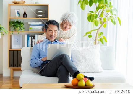 看電腦的資深夫婦 115912648