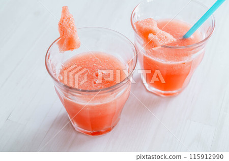 夏天喝西瓜汁 115912990