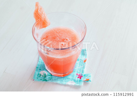 夏天喝西瓜汁 夏天喝西瓜汁 115912991