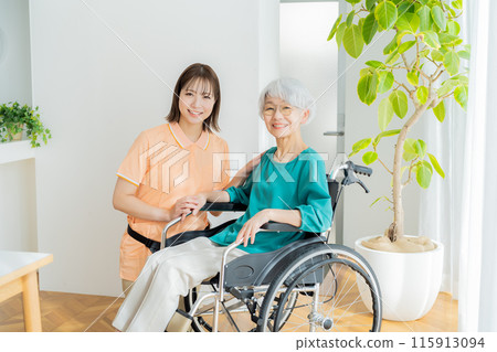 照顧坐在輪椅上的婦女 115913094