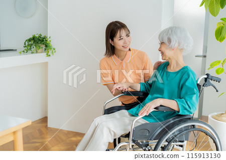 照顧坐在輪椅上的婦女 115913130