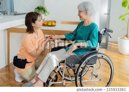照顧坐在輪椅上的婦女 115913361