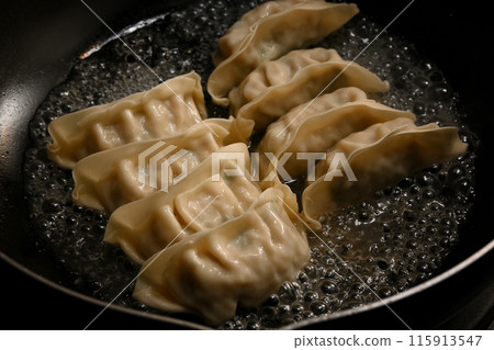 Baked dumplings cooking scene 115913547