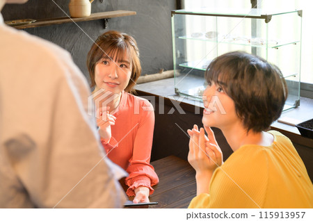 兩個女人在咖啡館點餐 115913957