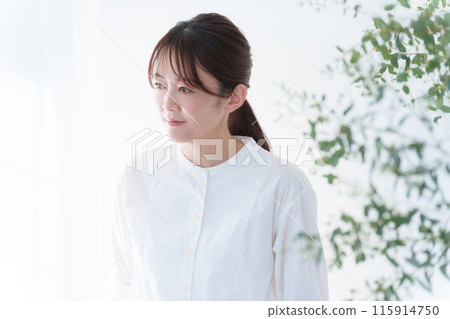一個微笑的中年婦女 一個微笑的中年婦女 115914750