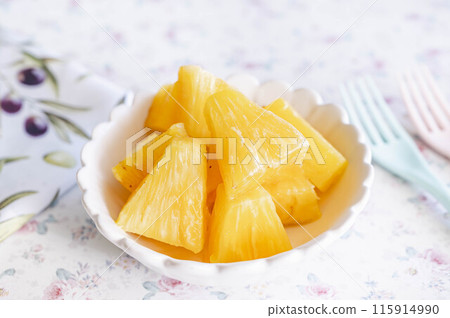 Cut Fruit: Ripe Pineapple 115914990