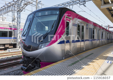 京王線開往新宿電車高畑不動站京王5000系列京王5000系列京王班輪 京王線開往新宿電車高畑不動站京王5000系列京王5000系列京王班輪 115916037