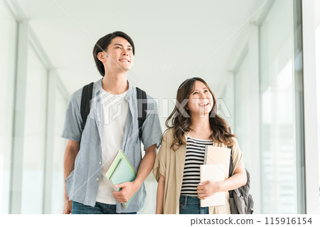 學生/大學男女帶課本/筆記本（校園生活/情人/情侶） 115916154