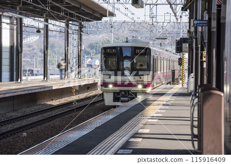 京王線開往高尾山特急特急8000系列特急 京王線開往高尾山特急特急8000系列特急 115916409