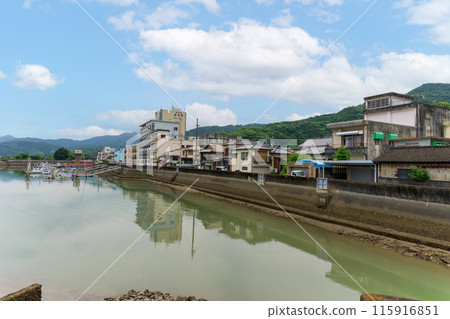日奈久溫泉週邊的運河風景「運河上盛開的日奈久三角梅路」（八代市日奈久町） 115916851