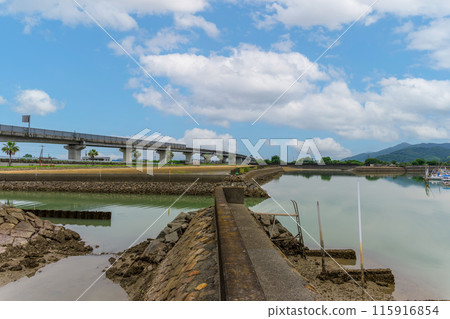 日奈久溫泉週邊的運河風景與高速公路「運河上盛開的日奈久三角梅路」（八代市日奈久町） 115916854