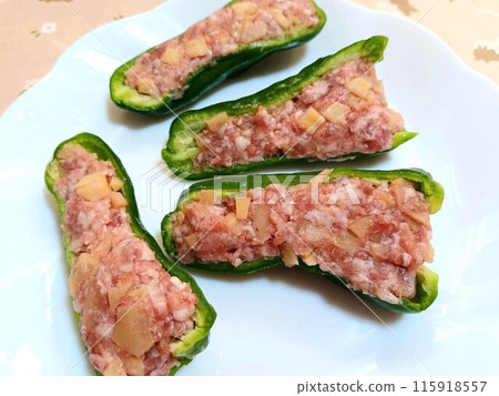 Stuffed peppers with bamboo shoots and minced meat - Food preparation 115918557