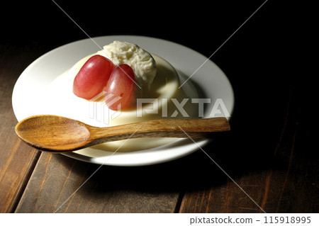 Panna cotta with cream and grapes Panna cotta with cream and grapes 115918995