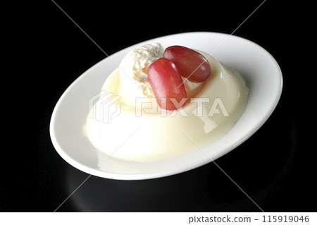 黑色背景下拍攝的奶油布丁和葡萄 115919046