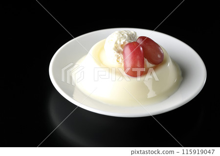 黑色背景下拍攝的奶油布丁和葡萄 黑色背景下拍攝的奶油布丁和葡萄 115919047