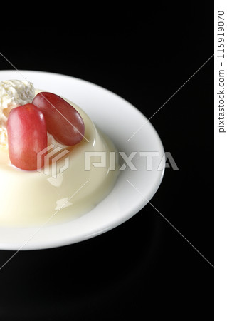 黑色背景下拍攝的奶油布丁和葡萄 115919070