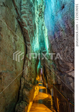 Ryusendo Cave: Hyakken Corridor Ryusendo Cave: Hyakken Corridor 115919091
