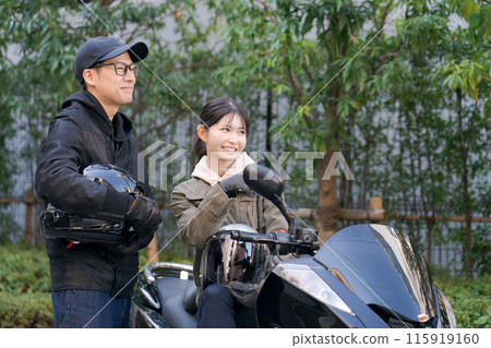 一個男人和一個女人騎著摩托車聊天 一個男人和一個女人騎著摩托車聊天 115919160