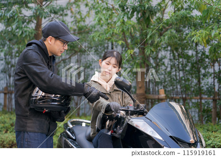 一個男人和一個女人騎著摩托車聊天 一個男人和一個女人騎著摩托車聊天 115919161