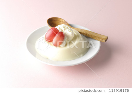 Panna cotta with cream and grapes 115919176