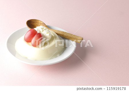 Panna cotta with cream and grapes 115919178