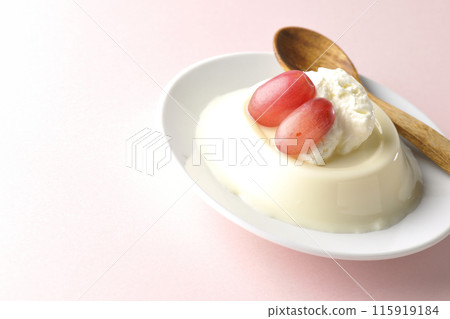 Panna cotta with cream and grapes 115919184