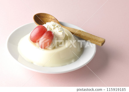 Panna cotta with cream and grapes 115919185