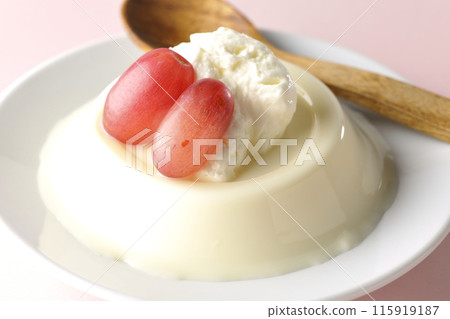 Panna cotta with cream and grapes Panna cotta with cream and grapes 115919187