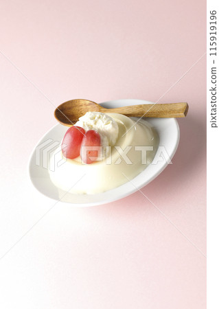 Panna cotta with cream and grapes 115919196