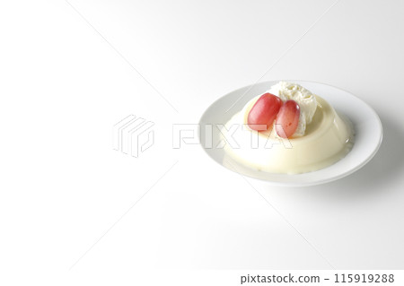 白色背景下拍攝的奶油布丁和葡萄 115919288