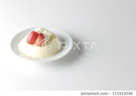白色背景下拍攝的奶油布丁和葡萄 115919290