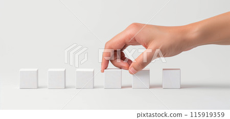 排列木塊的手 115919359