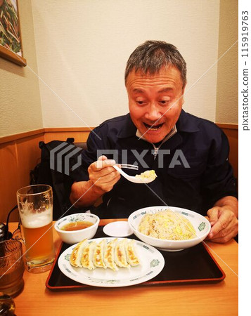 一個男人吃炒飯和餃子套餐 115919763