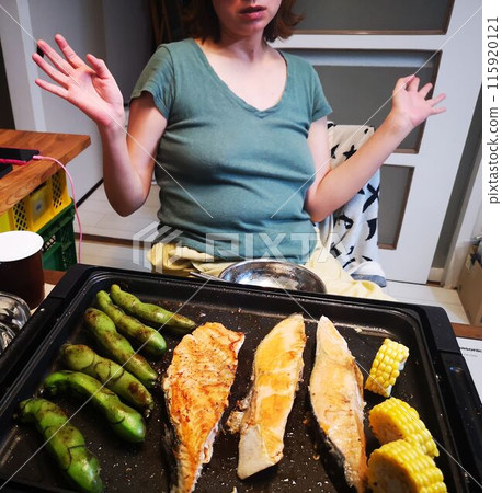 擔心暴飲暴食的女人 115920121