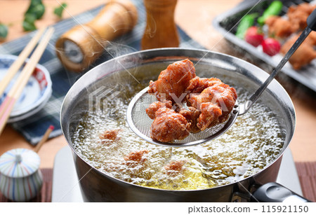 [Cooking scene] Frying fried chicken 115921150