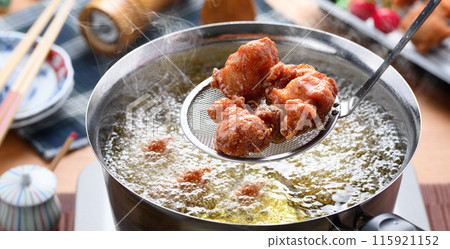 [Cooking scene] Frying fried chicken 115921152