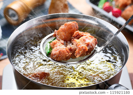 [Cooking scene] Frying fried chicken 115921180
