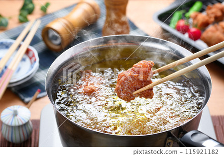 [Cooking scene] Frying fried chicken 115921182