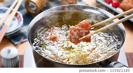 [Cooking scene] Frying fried chicken 115921185