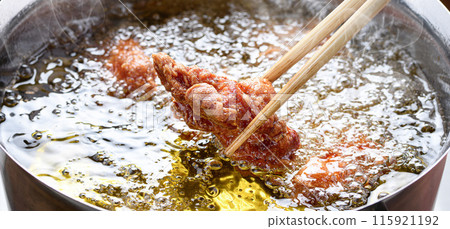 [Cooking scene] Frying fried chicken 115921192